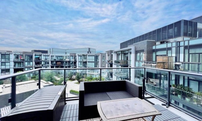 Innisfil Condo | Chic Staycation Condo at FH