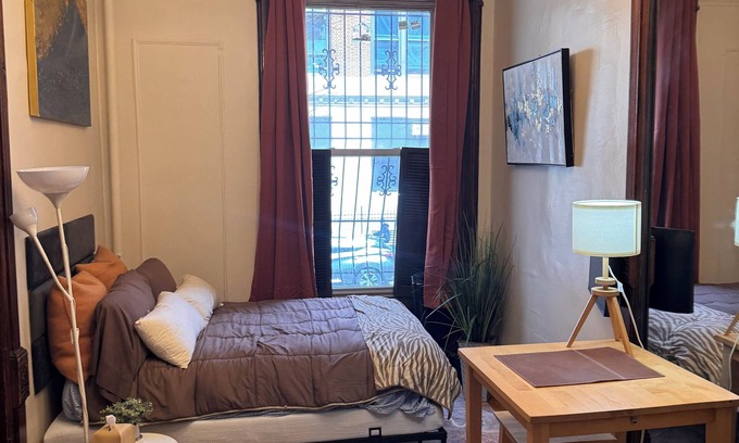 Harlem Apartment | Chic Studio apartment in Brownstone with WiFi. Very quiet building.