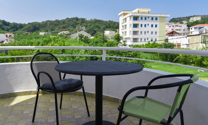 Gjerana Apartment | Chic Studio Flat w Garden in Ulcinj