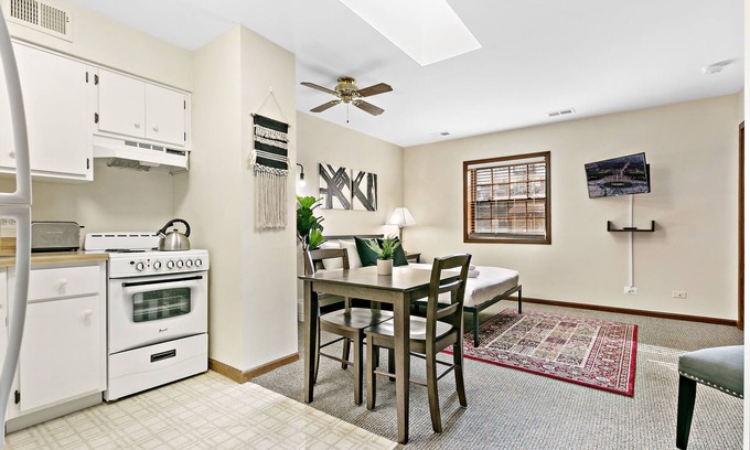 Highland Park Apartment | Chic Studio in Downtown Highland Park near Metra