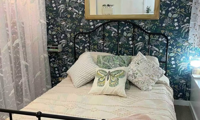 Hyde Park Apartment | Chic Studio with WiFi and AC in Lovely UChicago area
