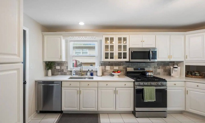 Palos Heights House | Chic & Stylish 3-bedroom house in Palos Heights