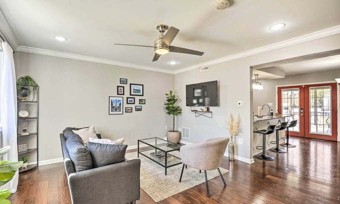 Beechfield House | Chic Townhome w/Deck: 6 Mi to Dtwn Baltimore