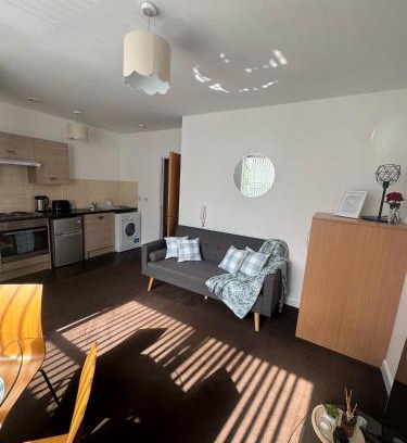 Old Trafford Apartment | Chic Trafford Apartment, Private Underground Parking, Fast Wi-Fi, Self Check-in Anytime, 5 mins to Old Trafford Stadium