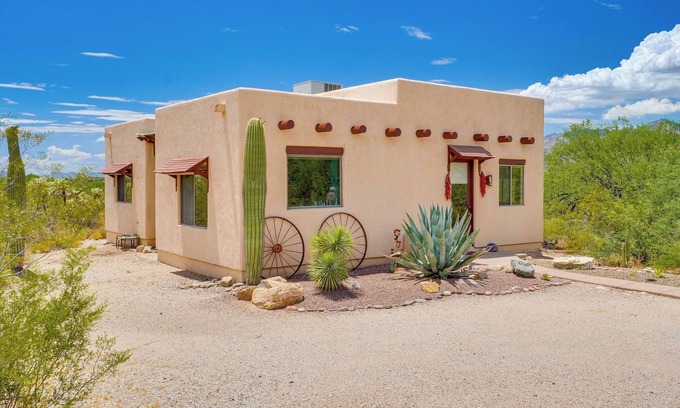 Tanque Verde House | Chic Tucson Casita w/Deck & Panoramic Views!