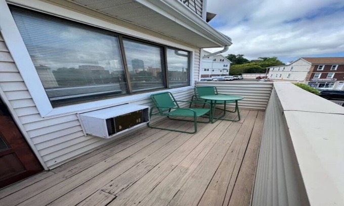 Stamford Condo | Chic Urban Retreat: Newly Renovated Condo Minutes from Downtown Stamford