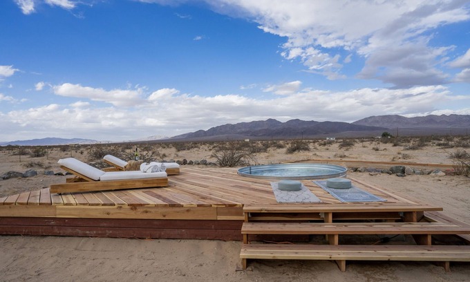 Wonder Valley House | Chic View Retreat by Joshua Tree Park. Pool w JET