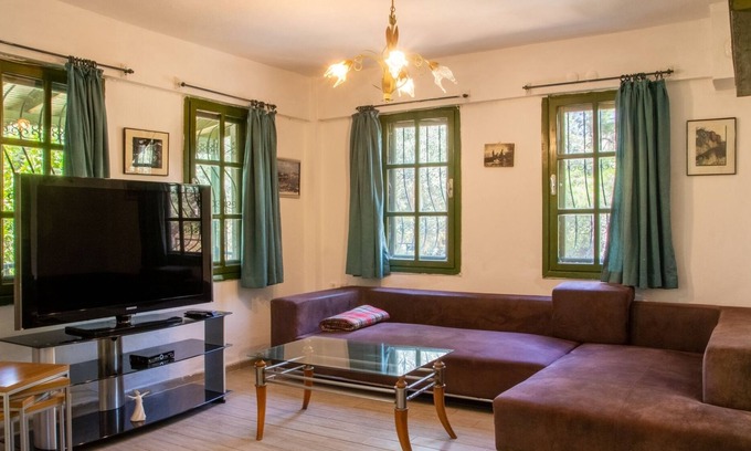 Akbuk Villa | Chic Villa w Garden 10 min to Sea in Akbuk Didim