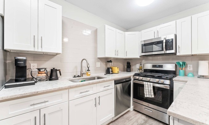 Highland Apartment | Chic West Downtown Studio w Washer Dryer