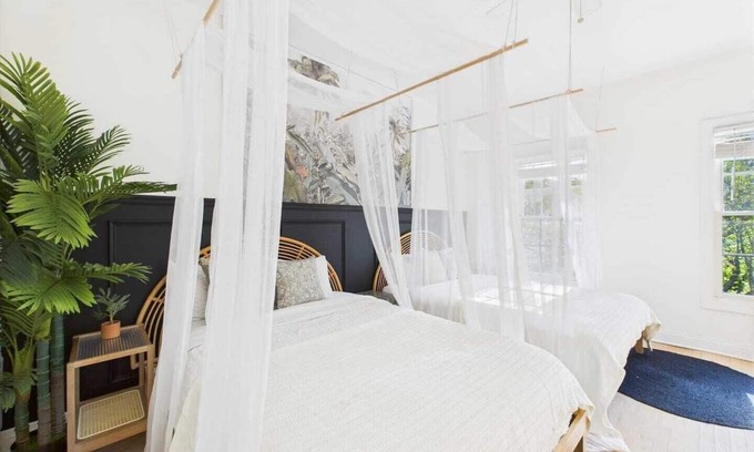 West Town Apartment | Chicago 4 BR 3 BA, Office + 5 GB internet speed, free street parking, 2 Decks near Wicker Park