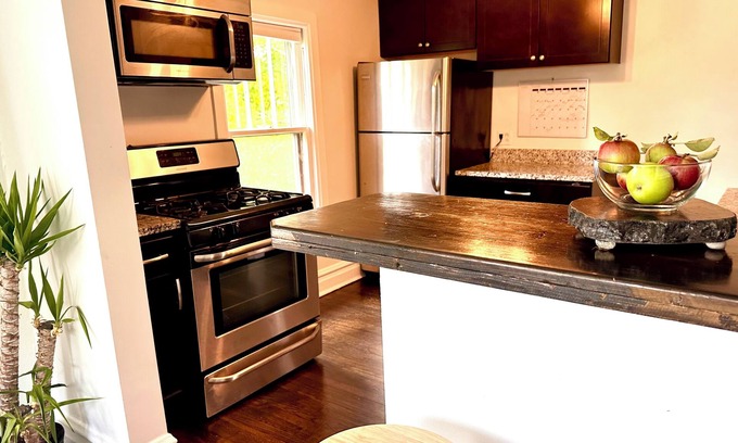 Wilmette Apartment | Chicago North Shore Close to NWU + Downtown + Beach + Restaurants + Train