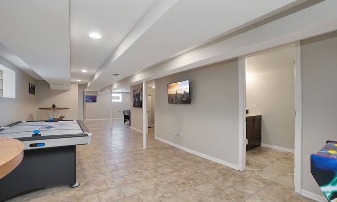 Clearing House | Chicago Rental - Narragansett