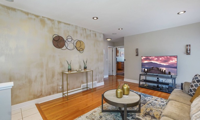 Union Ridge House | Chicago Rental - W Berwyn Aven