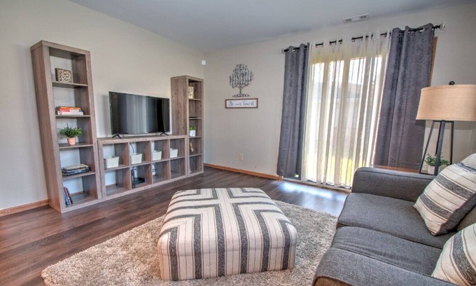 Merrillville Condo | Chicagoland/Northwest Indiana Corporate Condo Travel Nurses/Oil Refinery