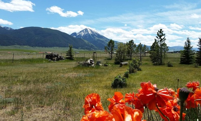 Pray Cabin | Chico Peak cabin near Yellowstone and Chico Hot Springs