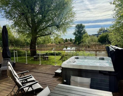 Cirencester House | Chiff Chaff - Gorgeous, centrally located detached holiday home with gated deck and direct lake access