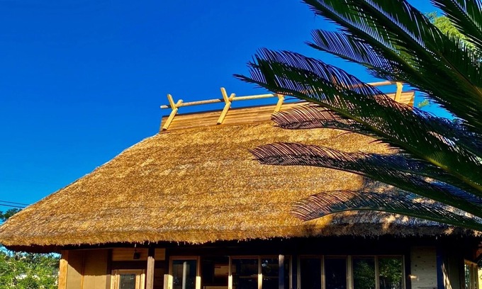 Shintomi House | Chigi Terrace A traditional thatched roof house /Koyu-gun Miyazaki