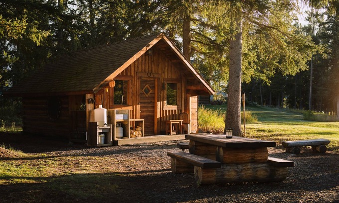 Chilcotin Cabin | Chilcotin Sunrise Chalet Lakefront Cabin Retreat With Stunning Mountain Views