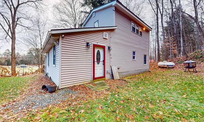 Windsor House | Child-friendly home near athletic courts & beach access - firepit, AC, and W/D
