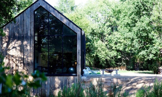 Abbess Roding House | Chill @ architect designed home with wild swimming