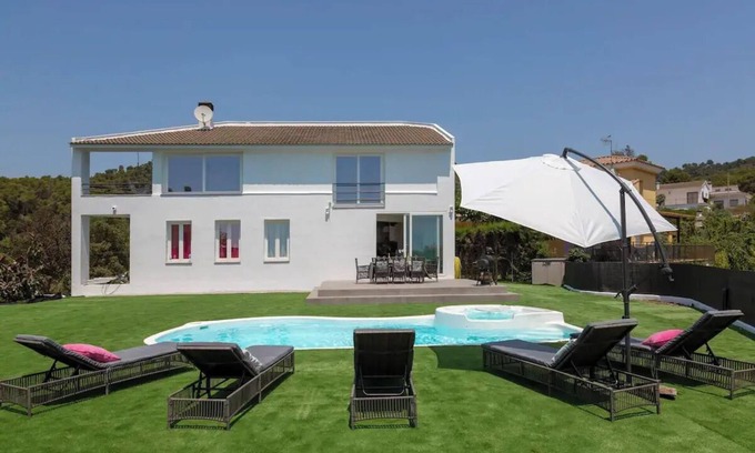 Santa Susanna Villa | Chillout House, Sea & Mountain view with heated pool 29 c