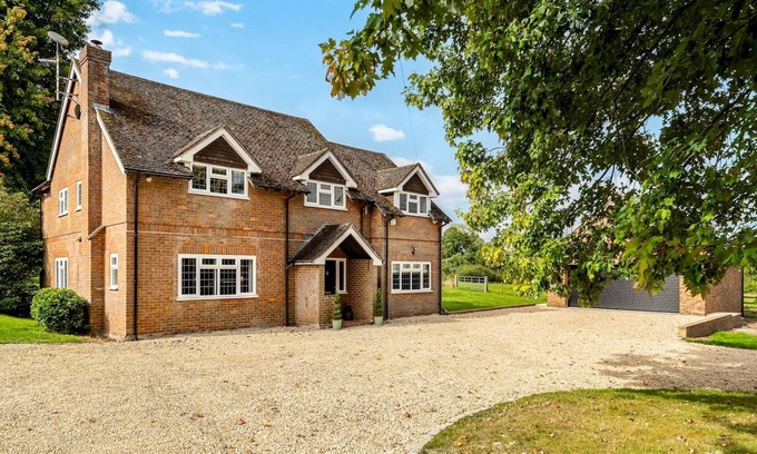 Princes Risborough House | Chilterns Countryside Hideaway with Hot Tub| Pass the Keys