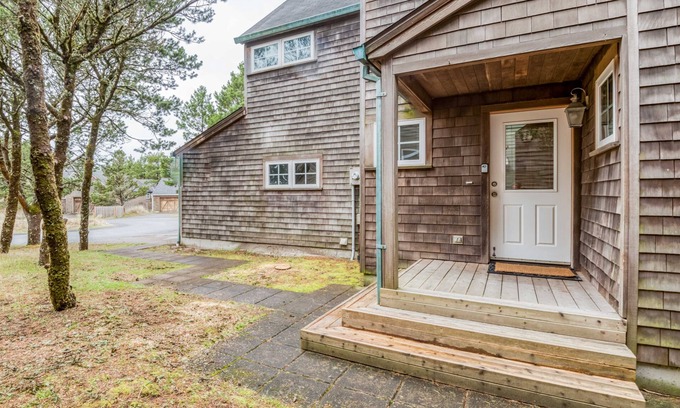Shorepine Village House | Chinook - Two Bedroom w/Loft*Beach Access*Dog Friendly*BBQ*Beach Cruisers*WIFI