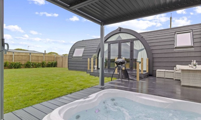 Ford Cabin | Choller Lodges - The Barn House With Hot Tub