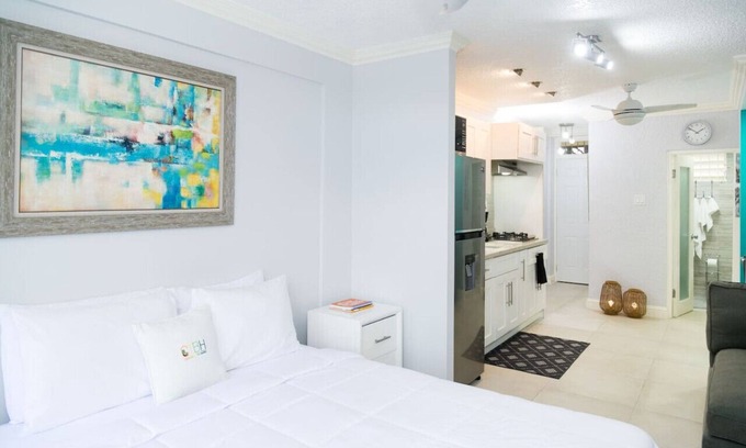 Beverly Hills Apartment | Choose To Be Happy @ Seymour # 9 [Studio]