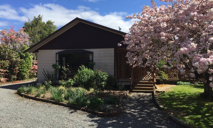 Greytown House | Chris's Cabin | Private Garden, Large Deck | Sleeps 8 in Greytown