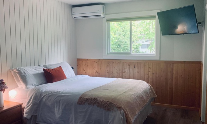 Christina Lake Hotel | Christina Lake Sleeps 2, Pet Friendly - Unwind and Enjoy Beaches, Golf, Fishing