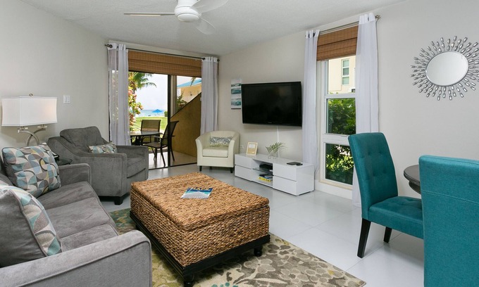 Seven Mile Beach Condo | Christmas AVAIL! Renovated, King Bed, 65" TV, fully stock ktchn Cayman Reef 17