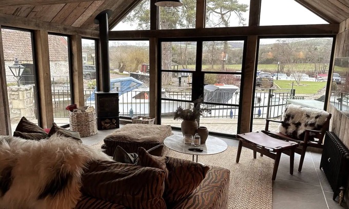 Kelston House | Christmas Cabin - River View 10 mins from Bath