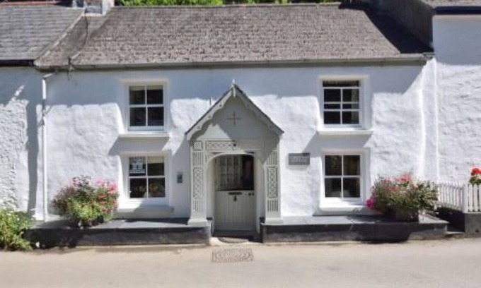 Helford House | Christmas Cottage - Two Bedroom House, Sleeps 4