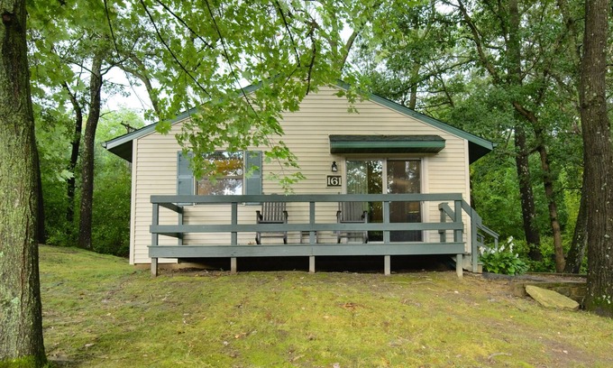 Wisconsin Dells Cottage | Christmas Mountain Village™ - Wisconsin Dells - 2 Bedroom Cottage