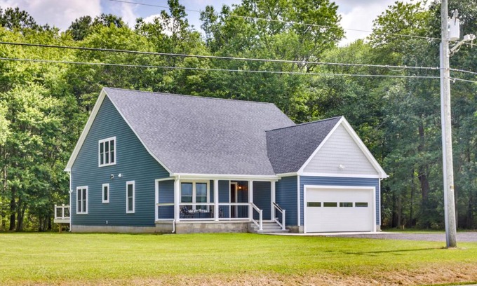 Snow Hill House | Christys Cottage with Hot Tub - 2 Mi to Beach!