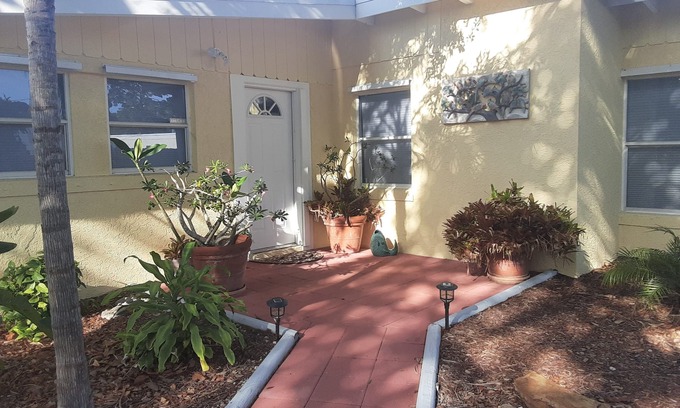 Jensen Beach House | "Chuck's Cottage" at Camp Rio w/Pool Table, fast drive to Beaches
