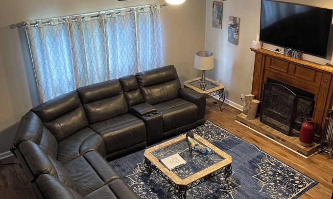 Clarksville House | Chucks Cozy Casa a 3 BR 2.5 BA Veteran Owned Family Friendly Retreat