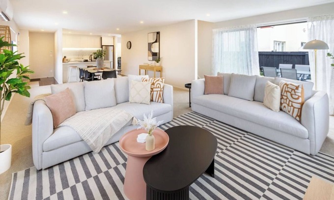 Upper Riccarton House | Church Corner, Parking and Large Living Area