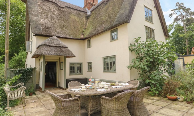 Yelden Cottage | CHURCH COTTAGE AND WATER TOWER, pet friendly, with pool in Kimbolton