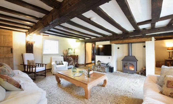 Cookley Cottage | CHURCH FARMHOUSE, COOKLEY, pet friendly, with open fire in Halesworth