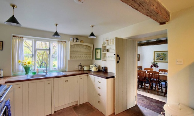 Whitchurch Canonicorum Cottage | CHURCH COTTAGE, pet friendly in Whitchurch Canonicorum