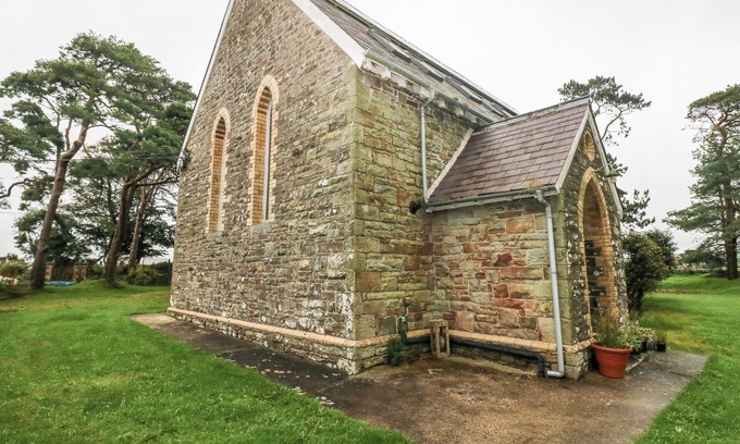 Tan-y-groes Cottage | CHURCH LLYGAD Y DYFFRYN, pet friendly, with a garden in Brynhoffnant