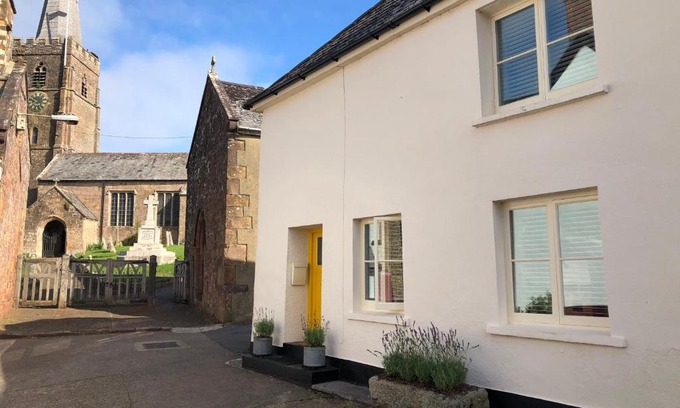 Hatherleigh House | Church View - c. 1750 cosy character cob cottage.