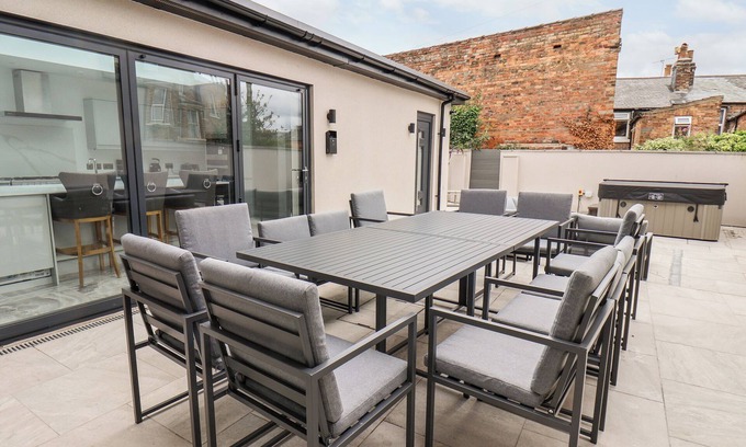 Scarborough House | CHURCH VIEW, family friendly, luxury holiday cottage in Scarborough