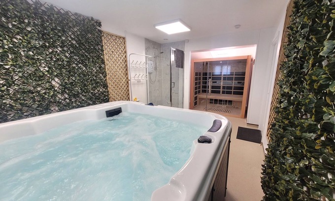 Diss House | Church View-Home with Hot tub, Sauna & Games room