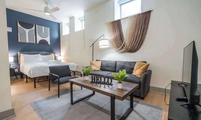 Downtown Louisville Apartment | Churchill Stay Near Medical – With Parking Spot!