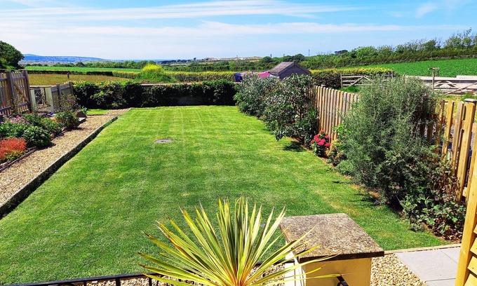 Connor Downs House | Chy ryb Connerton - Bungalow near Hayle and Gwithian Beach - accepts dogs.