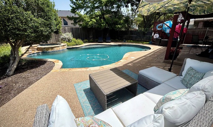 Southeast Arlington House | Ciao Bella! KING/Queen Beds, Pool/Spa-Spacious 2 story home centrally located!nn