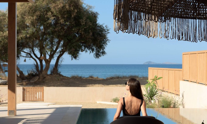 Karteros Villa | Cicada Alas Suite, Elegant Beach Living